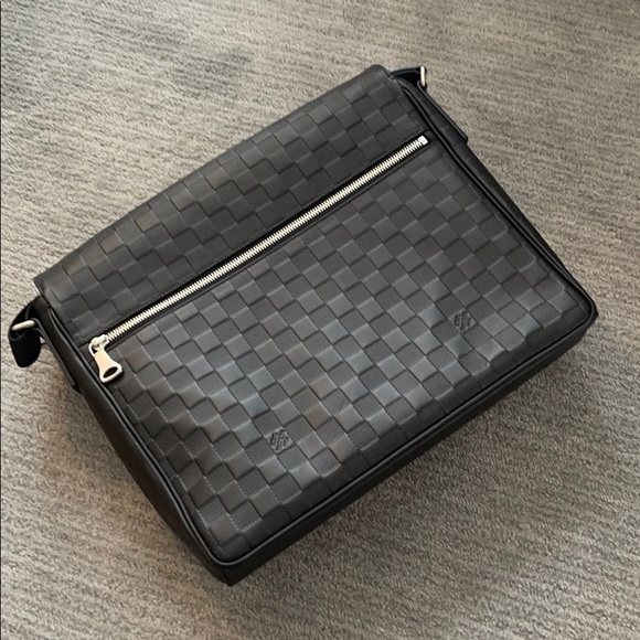 Louis Vuitton District MM Damier Infini Leather - Picture 8 of 12